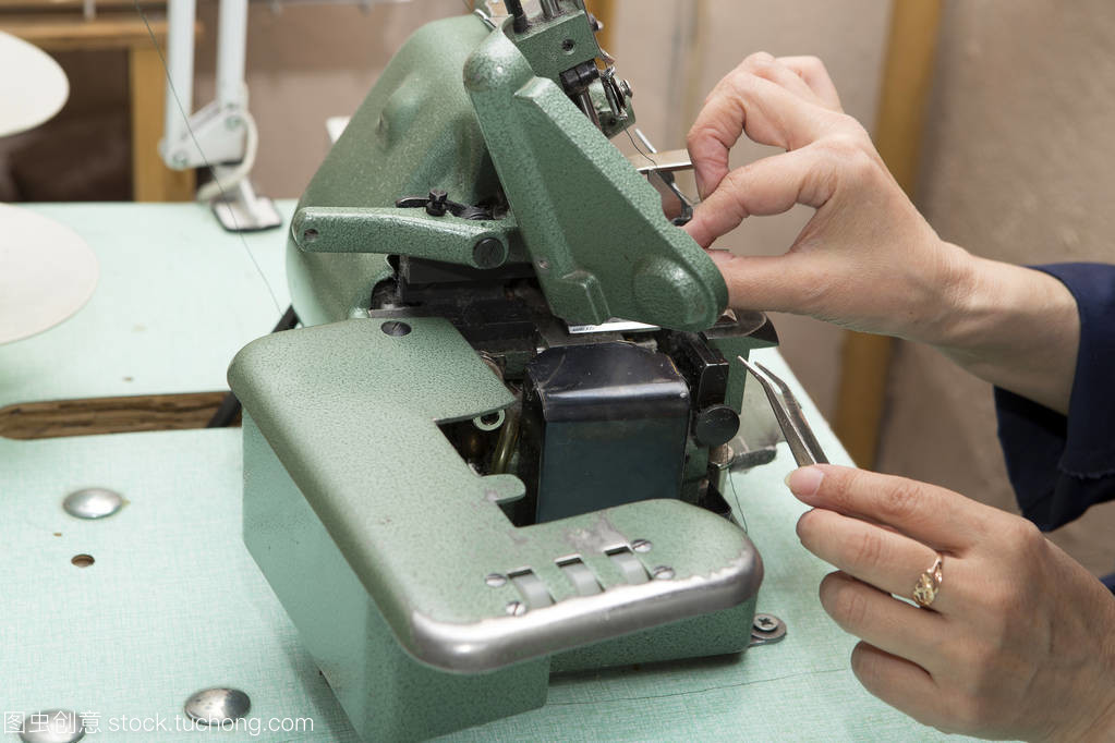 小家具厂里的“裁缝” 缝纫机如何成为手工软体家具的灵魂