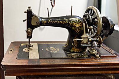 老缝纫机“翻身记” 从闲置老物件到收藏市场新宠